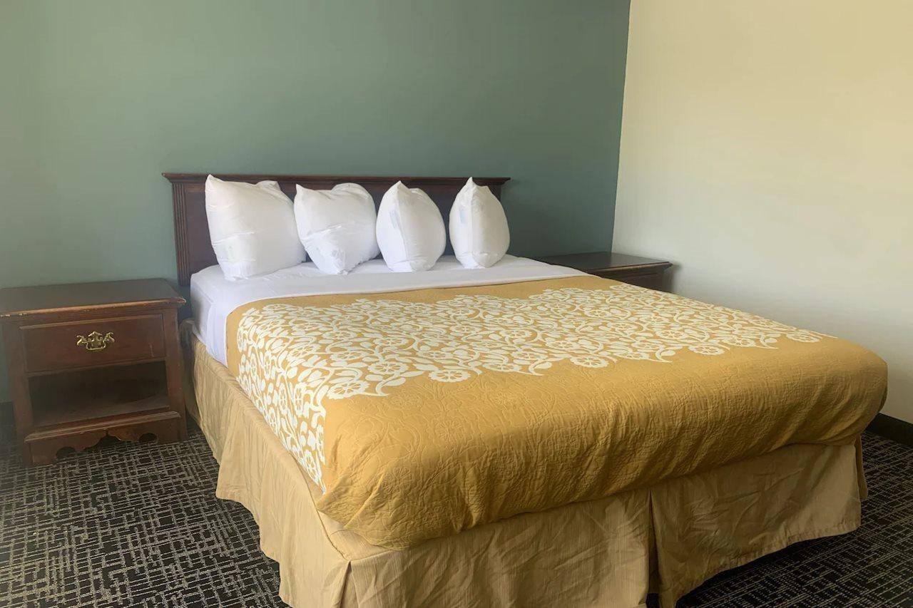 Hotel Baymont By Wyndham Boardman Esterno foto
